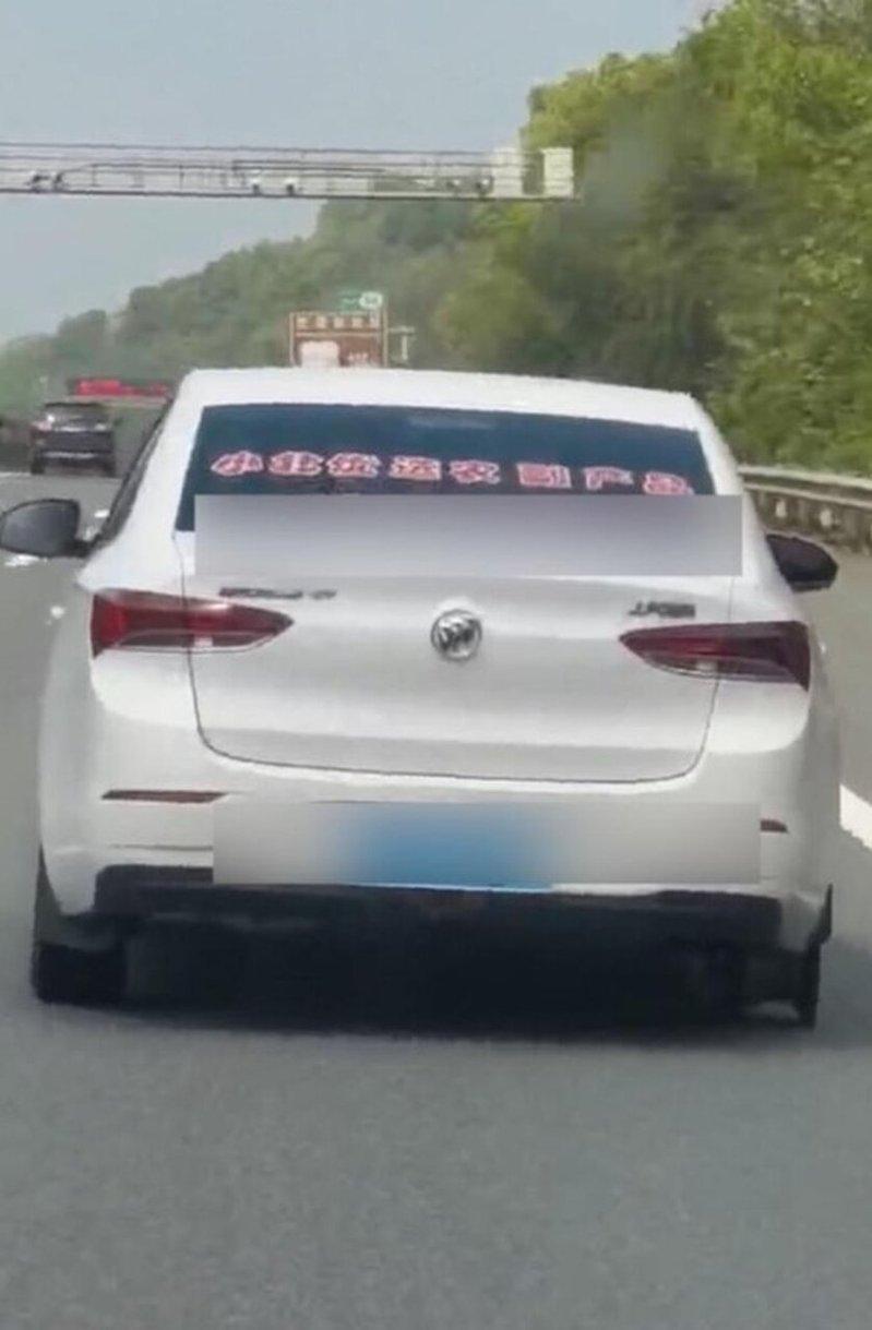 陈先生看到车窗上的电话,便拨打电话通知车主。(取材自潇湘晨报)