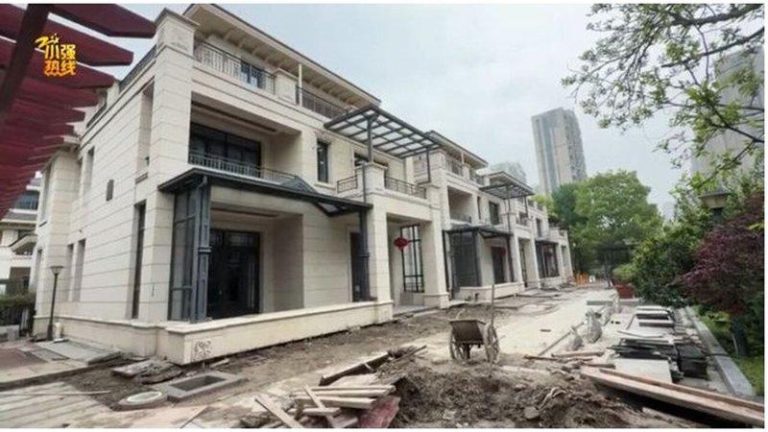 杭州亿元别墅半年下沉22公分没法住 找到元凶也没用… 章女士买的三栋排屋,因为隔壁小区施工而出现下沉,无法住人。(取材自小强热线浙江科...