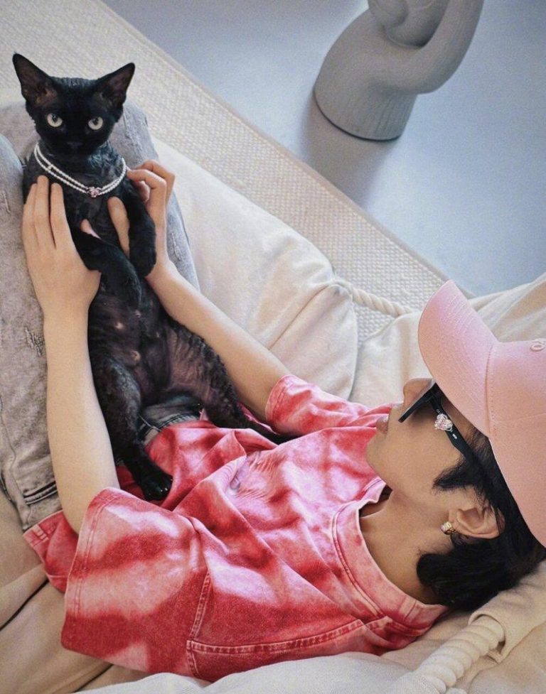 让爱猫舔巧克力影片疯传 华晨宇遭轰无知:想害死猫? 华晨宇和爱猫。(取材自微博)