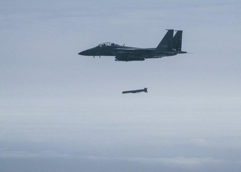 南韩空军飞官驾F-15K拍纪念照酿空中相撞 8.8亿韩元最终只判赔1成 南韩国防部公布的影片截屏显示,韩美两军2023年3月24日在南韩西部外海上空举行...