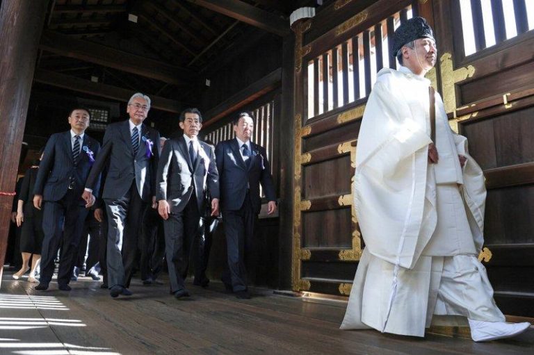 高市内阁成员 首见参拜靖国神社 日本首相高市内阁成员及百多位跨党派国会议员22日参拜靖国神社。(欧新社)