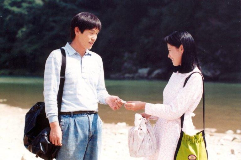 南韩影史神片「薄荷糖」复刻登台 李沧东导演3神作重映 「薄荷糖」片中文素利(右)饰演薛景求的初恋情人。(图/甲上娱乐提供)