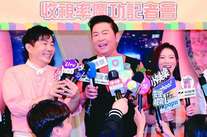 吴秉承(左起)、曾国城、卓文萱近日一起庆功。(记者王聪贤/摄影)