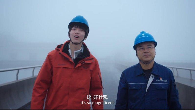 张凌赫参与公益纪录片,聚焦中国能源转型。(视频截屏)