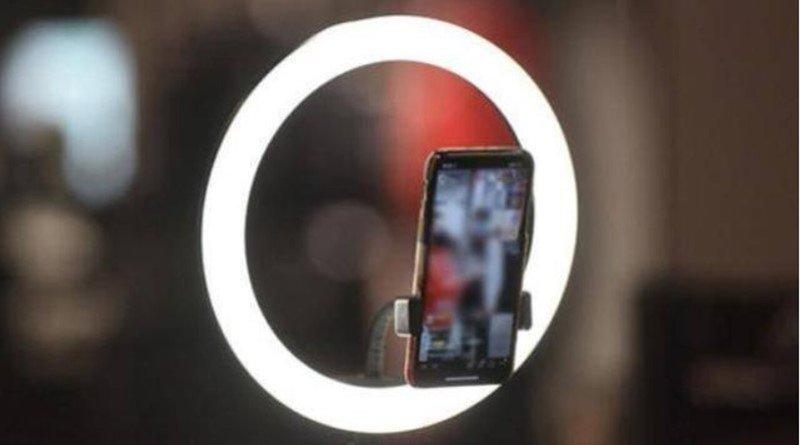 直播画面;示意图。(取材自封面新闻)