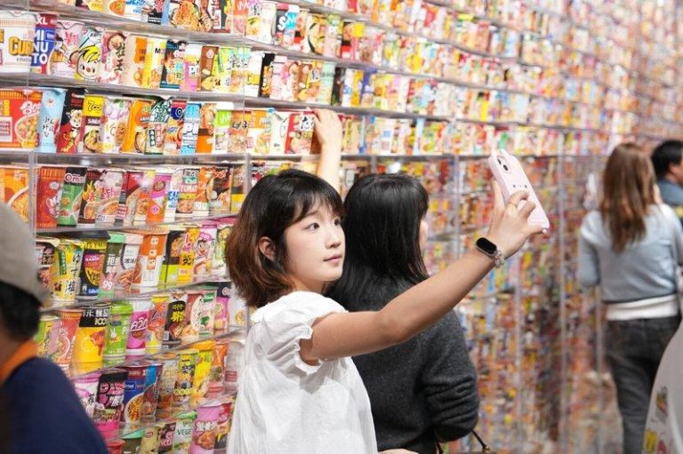民众17日在「零食王国」内拍照打卡。(新华社)