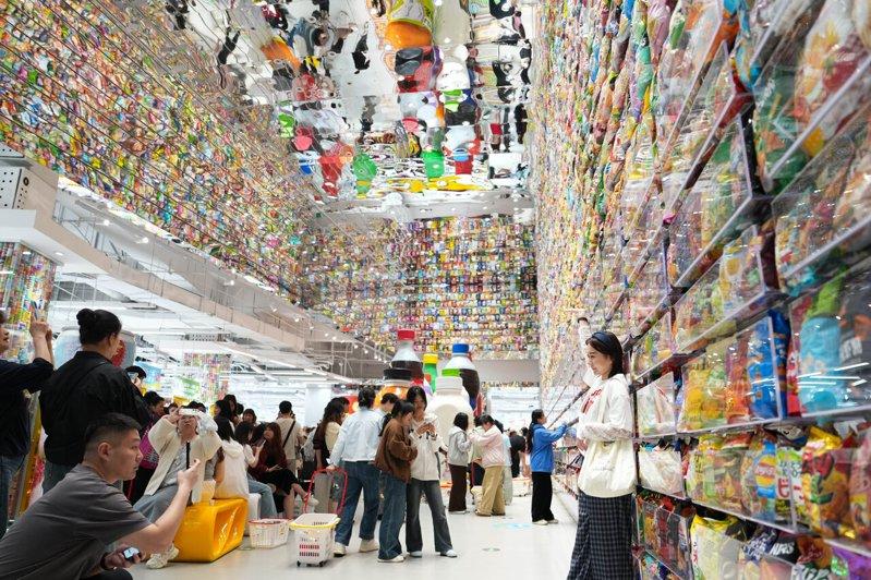 4月17日，市民在「零食王国」内拍照打卡。(新华社)