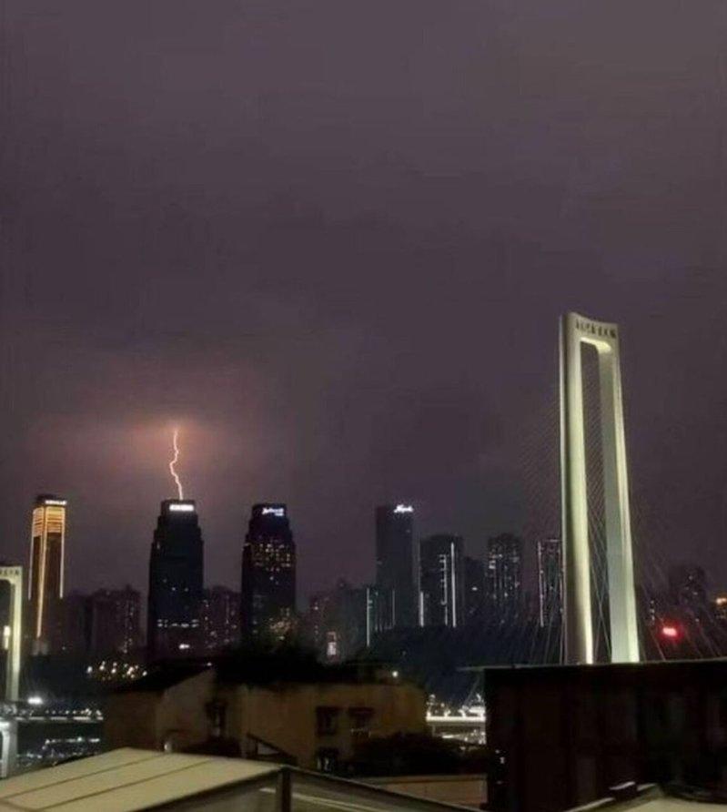 时代峰峻总部顶部遭闪电直击。(取材自红星新闻)
