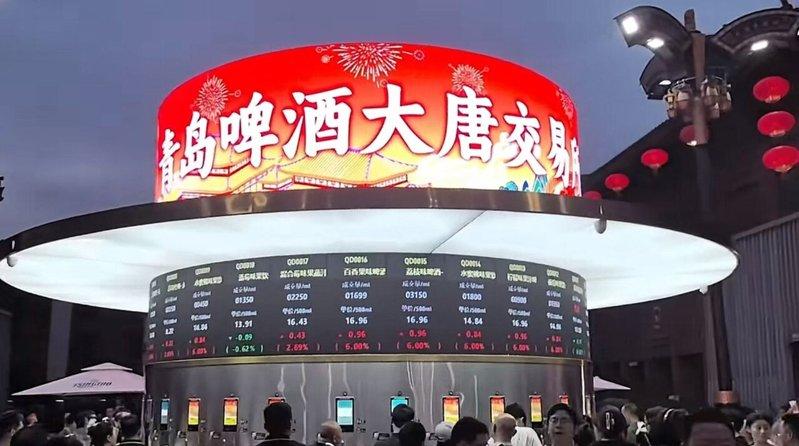 啤酒交易所的价格涨跌用红色和绿色表示,颇有证券交易所的味导。(取材自极目新闻)