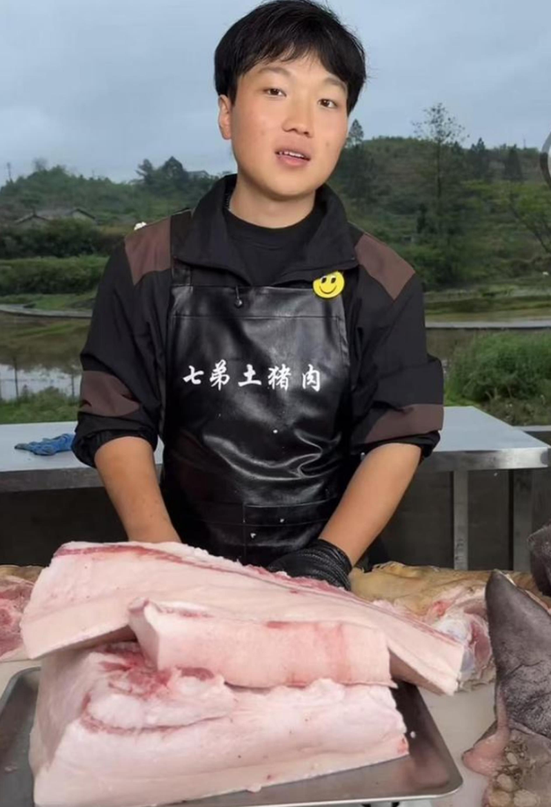 孙攀直播卖猪肉。(取材自极目新闻)