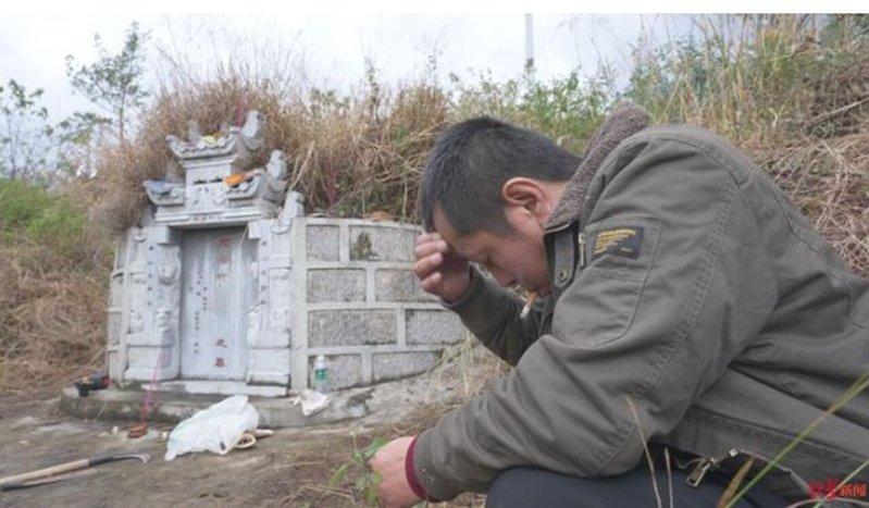高强在母亲坟前。(取材自红星新闻)