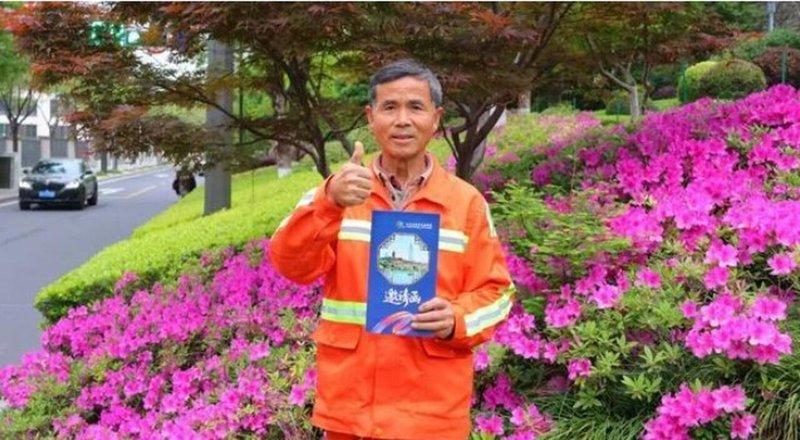 刘金顶用樱花花瓣拼成「 南京加油 苏超加油」的应援图案。(取材自南京日报)