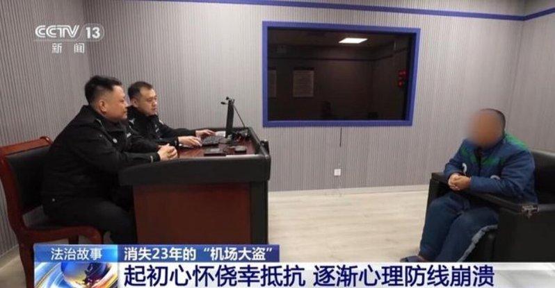 员警正在审讯男子。(取材自央视)
