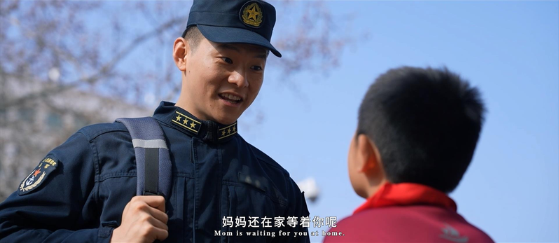 调皮的儿子说「不想回家,还想玩一会」,父亲笑着回答:「小湾,你可别耍赖皮,妈妈还...