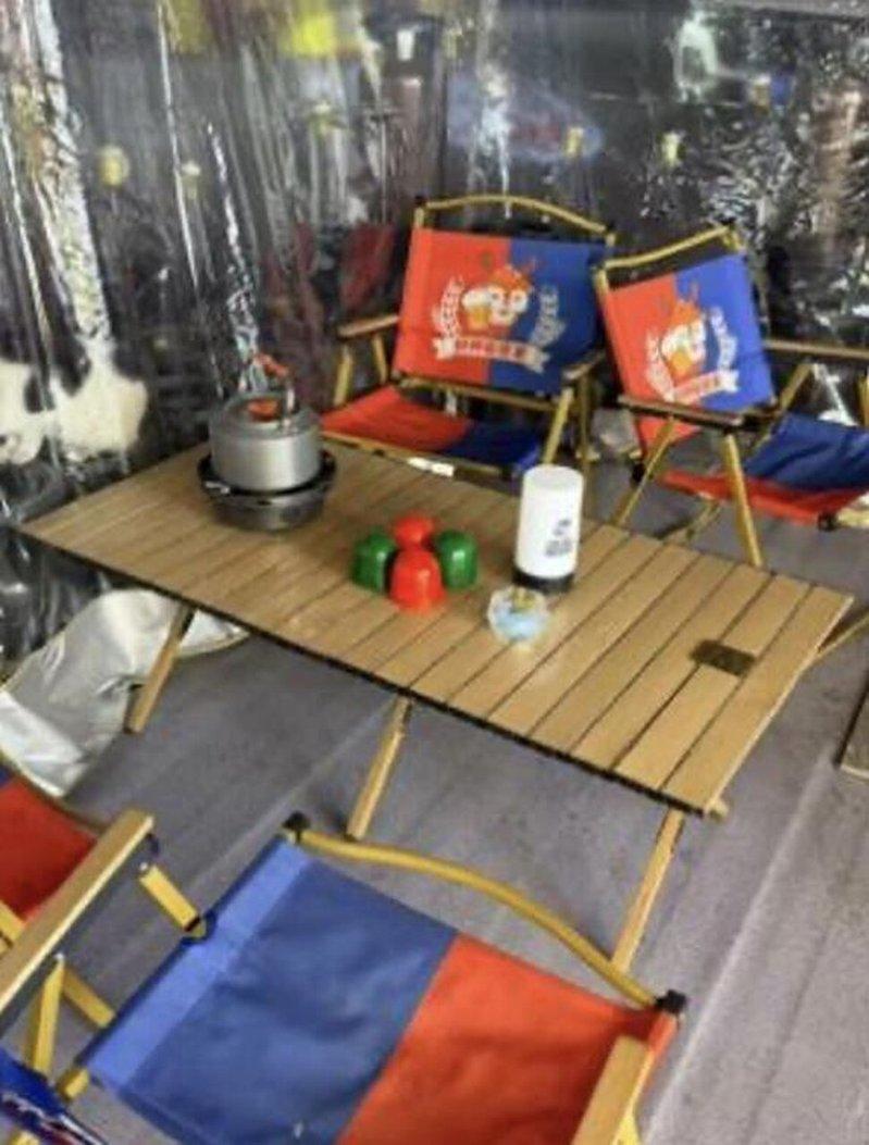 位于成都大学城附近的福鹿家门店，门前空地上搭起了一顶保温棚，棚内摆出四张桌子，俨...