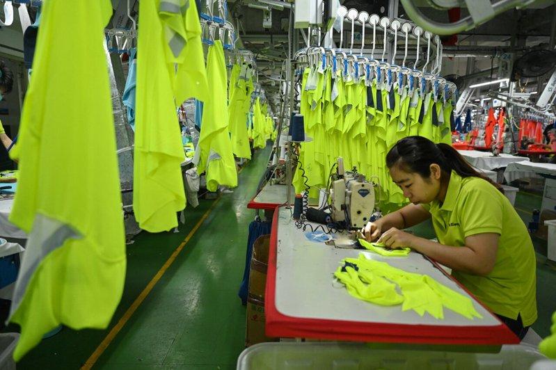 在福建省晋江市卡尔美运动服装生产车间,工人在赶订单。(新华社)