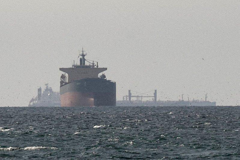 货船停在邻近荷莫兹海峡的波斯湾内。(路透)