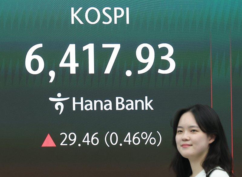 首尔Kospi指数22日开低走高,翻越6400点后一度回跌,终场仍涨0.46%至...