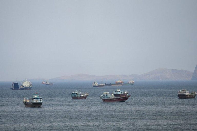 国际油价续涨 布兰特攀抵102美元 美伊继续在荷莫兹海峡博弈 荷莫兹海峡上停泊许多船只。(路透)
