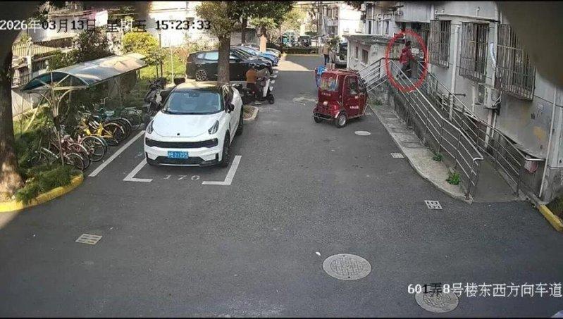 民警根据交易时的手机号及交易点周边公共视频,锁定嫌疑人,发现窃贼是另一名快递员。...