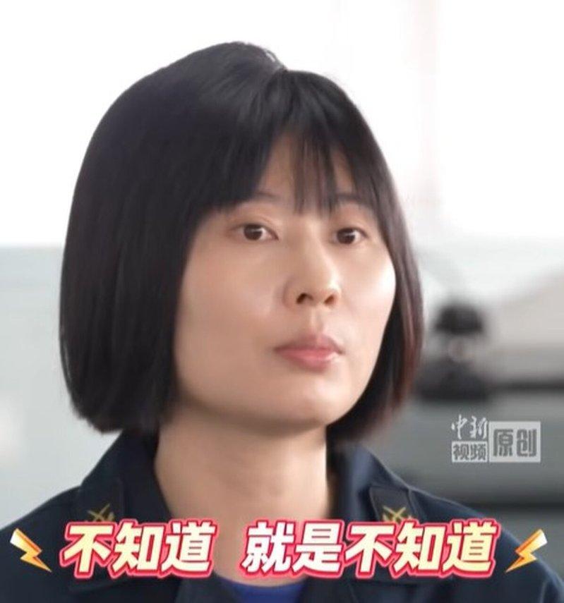 五指山舰上女兵,以「铁憨憨」气质回拒提问。(视频截屏)