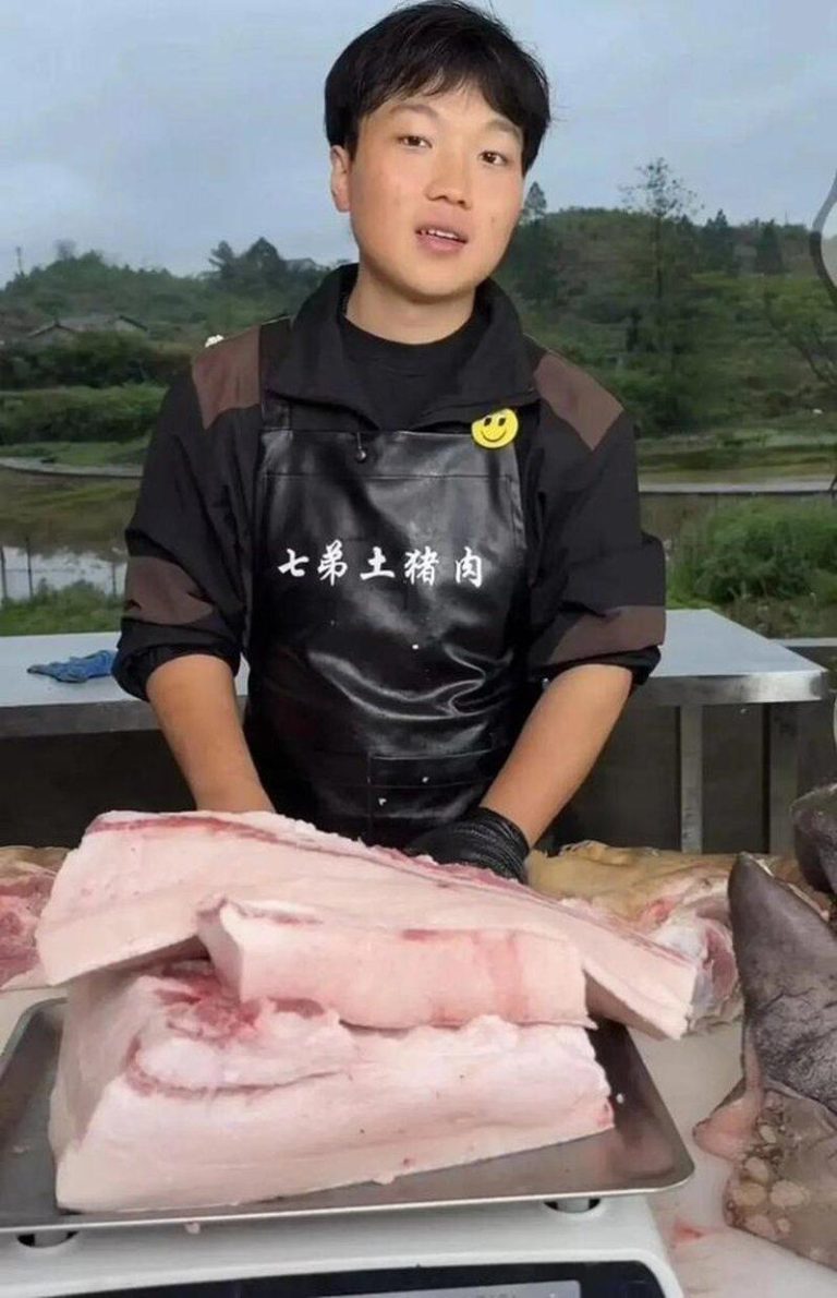 「娶不到老婆」 湖南20岁小伙卖猪肉养7弟妹 真相逆转 孙攀直播卖猪肉。(视频截屏)
