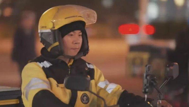 美团外卖骑手万灯辉。(取材自每日经济新闻)
