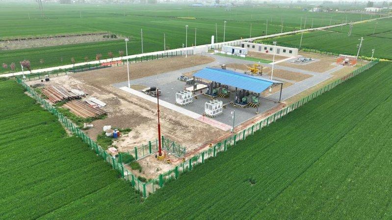 中国首个百万方级（达1百万立方公尺）「盐穴储氢」示范工程，25日在河南平顶山市正...