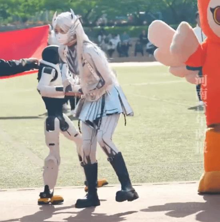 机器人突然抱住女生。(视频截屏)