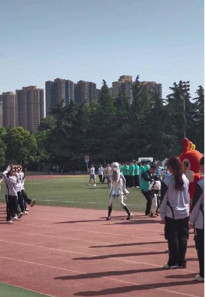 现场工作人员上前将女生和机器人分开。(视频截屏)