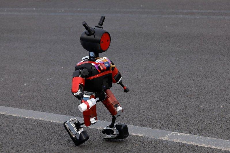 手拿奶瓶、外形小巧可爱的迷你机器人「小派」萌翻全场。（路透）