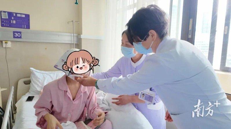 广东佛山一名24岁女孩下单「求陪伴」,没想到引来众多骑手自发赶来打气。(取材自中...