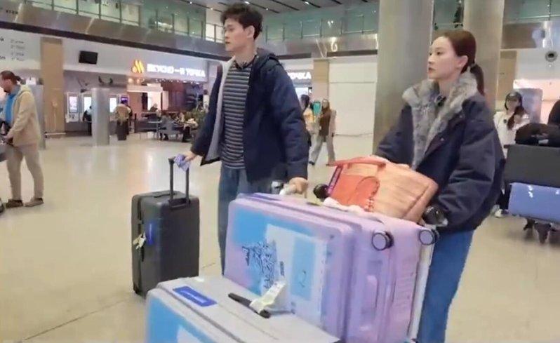 孙杨和张豆豆连行李箱是否要封膜也能争执。(取材自微博)