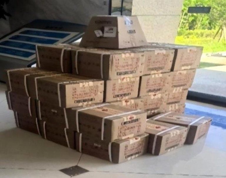 浙江男花38万低价买107箱「茅台酒」 一鉴定…全是假货 李姓男子斥资逾38万人民币(约5.5万美元)购入百余白酒,经送验鉴定发现,全数皆...