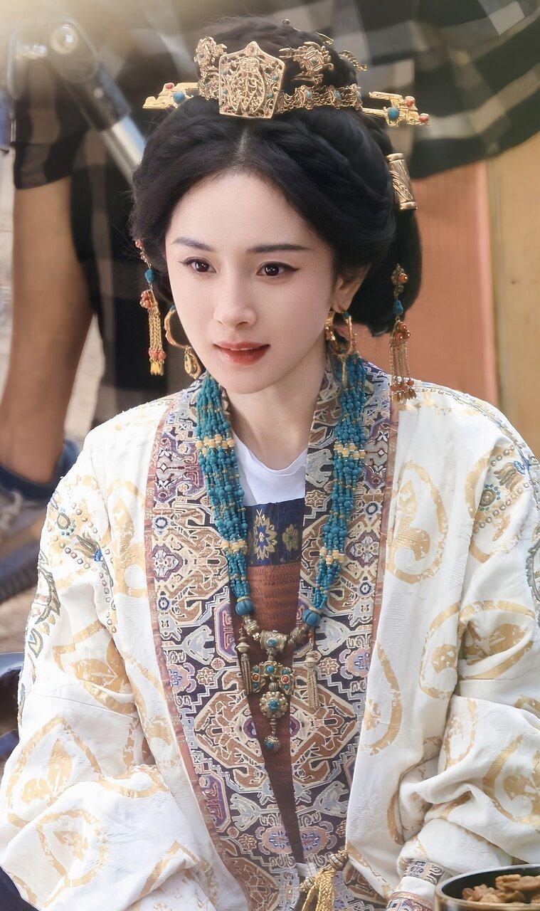 杨幂近日投入古装剧「江山大同」的拍摄。(取材自微博)