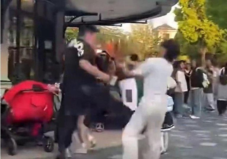上海迪士尼游客劝男子别吸烟 被掌掴飞踢 上海迪士尼一男子劝阻另一男子吸烟,反被打。(取材自中国新闻周刊)
