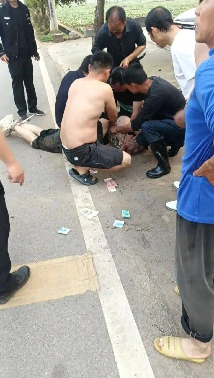 大家制伏行凶男子，图后中央站立者为曾凡林。（取材自潇湘晨报）
