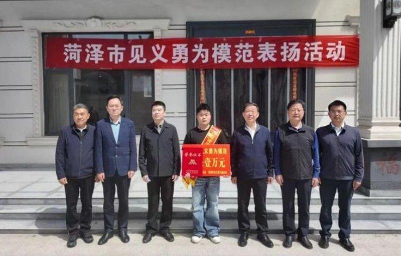 张健被授予「菏泽市见义勇为模范」称号。（取材自都市快报橙柿交互）