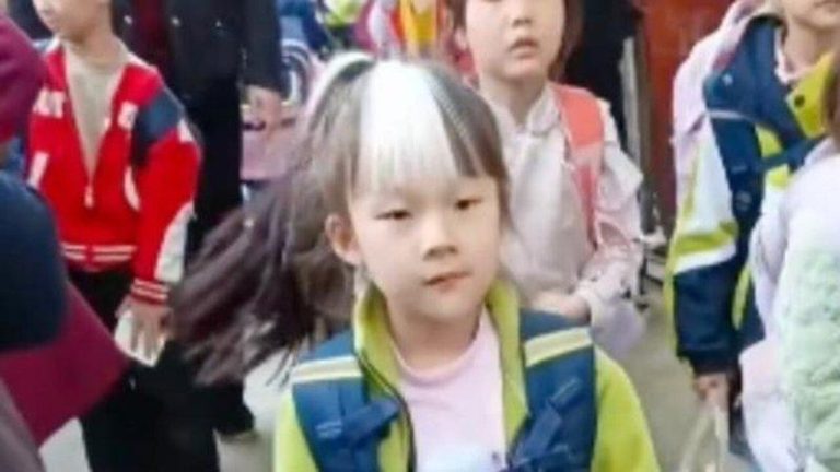 湖南一名7岁女童天生就是白色刘海，不少网友羡慕她「不用挑染」。（视频截屏）