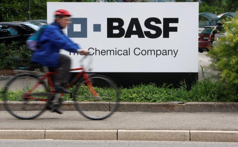 德国化工巨头巴斯夫（BASF）宣布，将进一步调涨抗氧化剂等塑料应用添加剂价格，以...