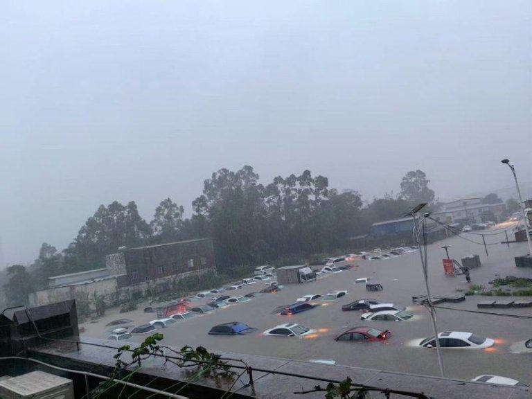广西钦州27日降下暴雨，导致多地出现严重淹水，大批汽车因此沦为泡水车。（取材自微...