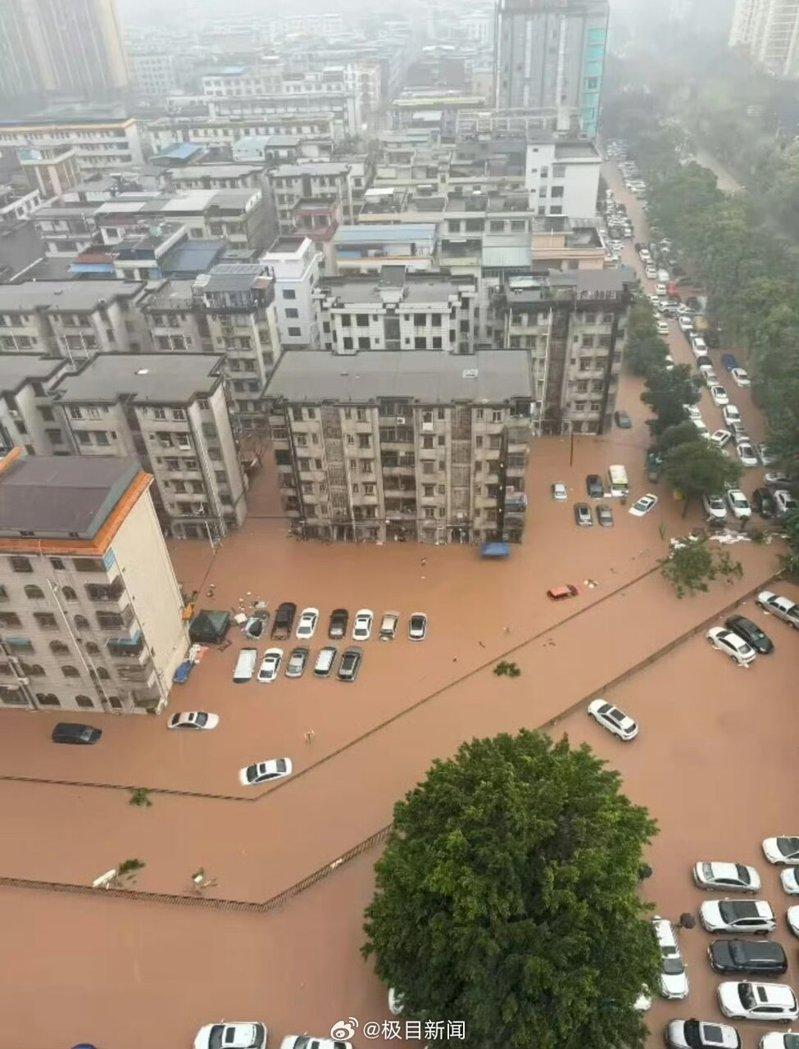 中国天气网提醒，广西部分地区今天雨势仍然较强，需注意防范。（取材自极目新闻微博）