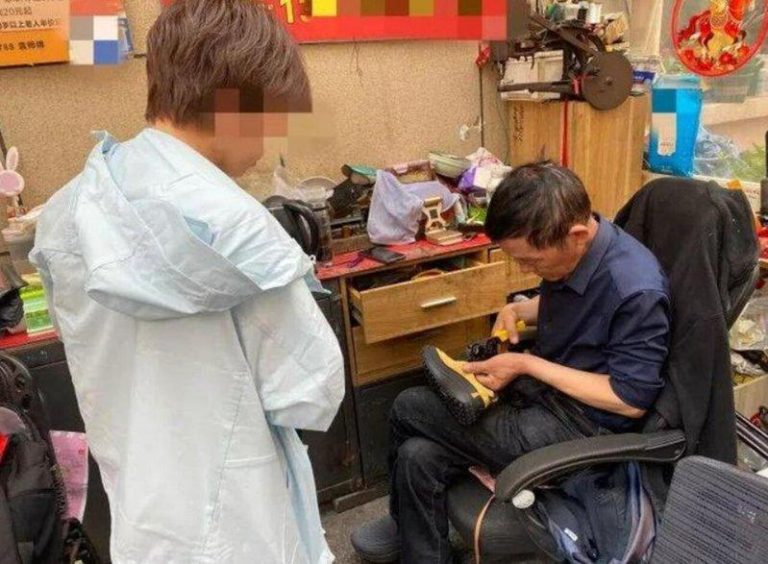 配钥匙2元、修伞3元…杭州万能小摊 让女孩不愿搬离 工作中的袁师傅。(取材自都市快报)