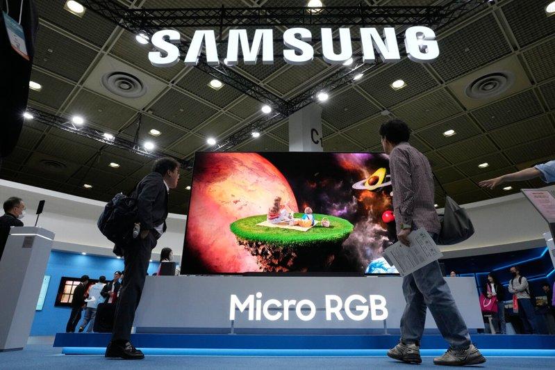 南韩三星电子在首尔的信息技术展中,展示Micro RGB电视机。(美联社)