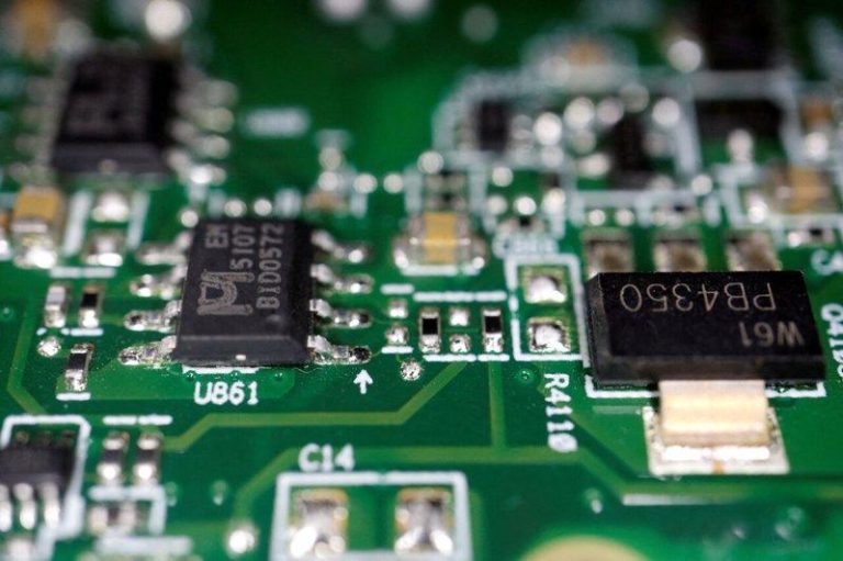 美伊战争效应 PCB关键原料飙涨 全球供应链大乱 PCB广泛应用于各类电子设备,从智能手机、电脑到AI服务器,都不可或缺。(路透)