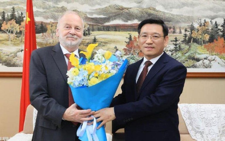 与中国结缘30年 德国诺奖得主米歇尔全职加盟吉林大学 吉大校党委书记田辉21日会见米歇尔。(取材自观察者网)
