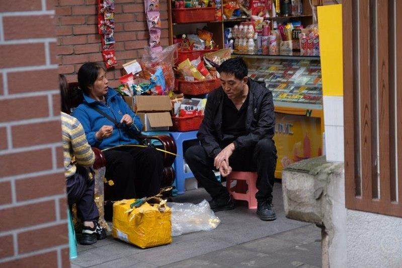 火锅店打卡点旁,民众闲聊。(取材自上游新闻)