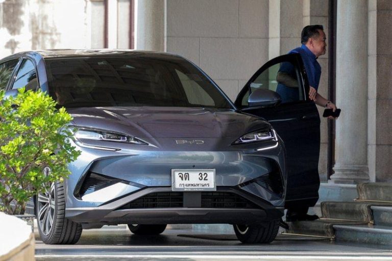 油价太高了…泰总理换掉劳斯莱斯 改开中国这款电动车 泰国总理阿努廷3月31日驾驶比亚迪电动车抵达办公地点。(路透)