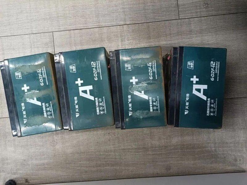 警方从嫌犯车中发现被盗的电瓶。(取材自环球时报)