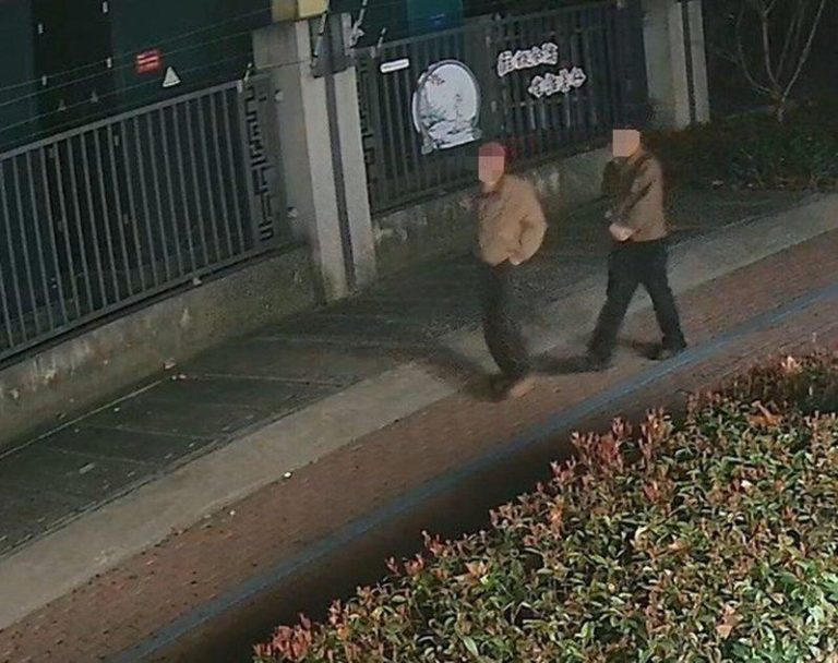 浙江2瘦子走着走着「肚子变胖了」 警一调查…揪出猫腻 两名窃盗犯将偷来的电瓶藏在衣服内,肚子变得鼓鼓的。(取材自环球时报)